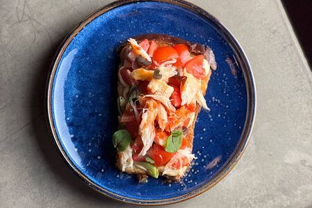 Smоrrebrоd с крабом, томатами, клубникой и опалённым авокадо   