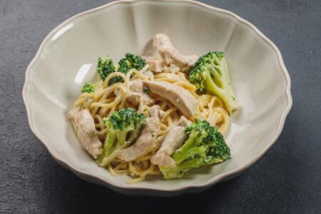 Паста с курицей и брокколи 