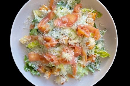 Цезарь с сочными листьями айсберга и романо