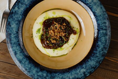 Томленая говяжья щека, соус порту и картофельное пюре