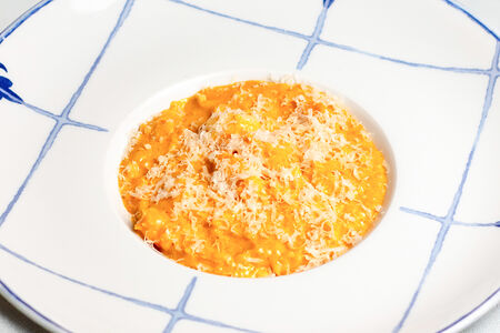 Ризотто с креветками, сливочным биском и грана падано