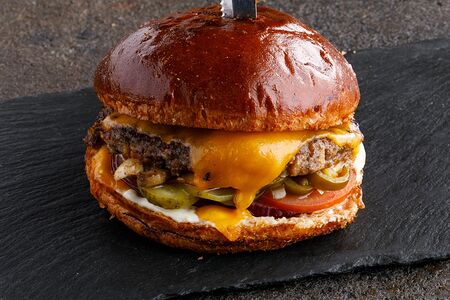 Бургер с котлетой из говядины, копченой грудинкой и техасским BBQ