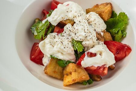 Салат с баклажанами и страчателлой