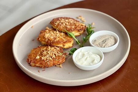 Драники со сметаной и грибным соусом