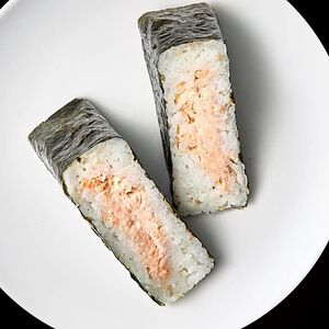 Онигири с лососем