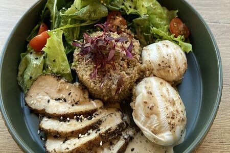 Боул с куриной грудкой, киноа, яйцом пашот и миксом салатов