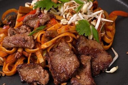 Вок удон с говядиной в остром соусе