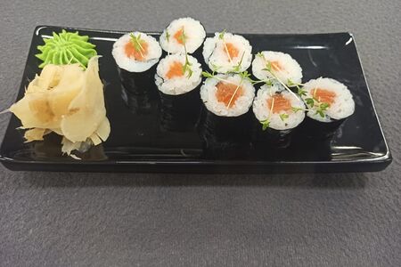 Маки с лососем