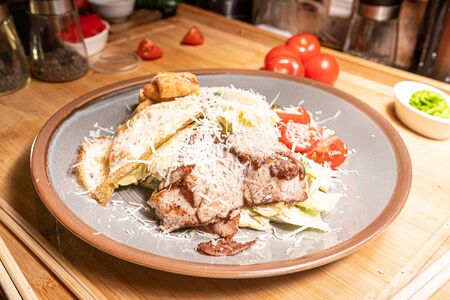 Салат Цезарь с говядиной