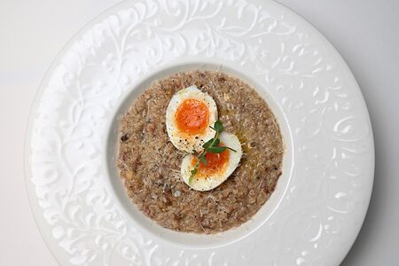 Зеленая гречка с трюфельной пастой и яйцом пашот