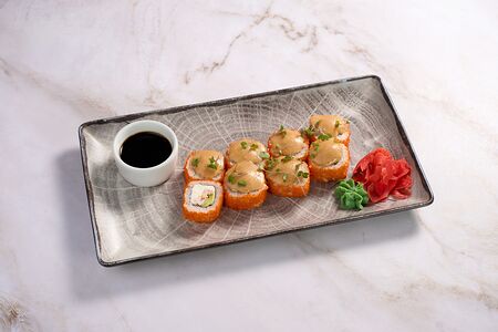 Запеченный ролл с креветкой