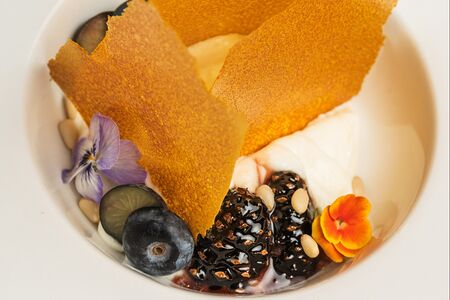 Мусс-чизкейк с облепиховыми чипсами 