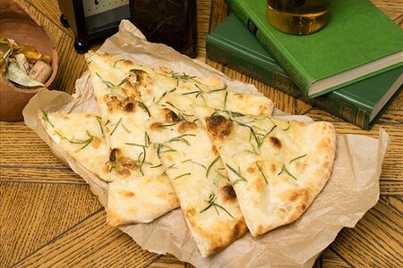 Фокачча с розмарином и пармезаном