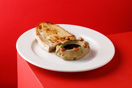 Паштет из куриной печени с черничным конфитюром