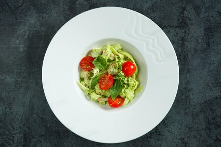 Феттуччине с лососем в сливочном соусе с песто