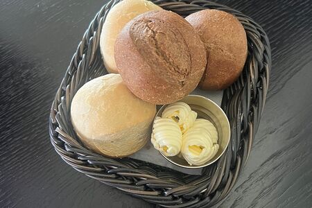 Хлебная корзина с маслом