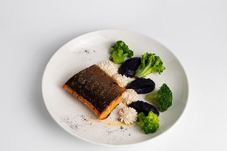 Стейк из форели с брокколи, кремом из капусты и соусом сливочный понзу