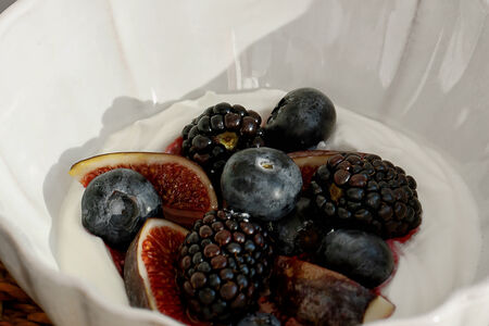 Взбитый творог и сезонные ягоды