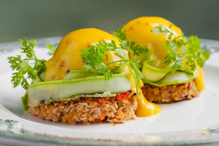 Крабкейк с яйцом, цукини и голландским соусом