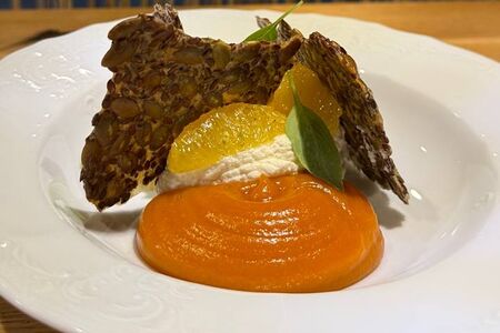 Взбитый творог с джемом из абрикосов, апельсином и злаковыми чипсами