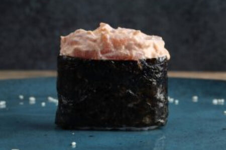 Гункан с лососем