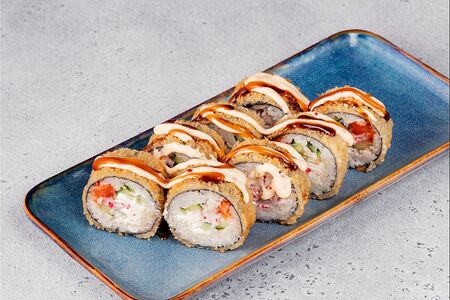 Жареный ролл с лососем