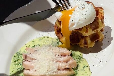 Картофельная вафля с яйцом пашот, пармезаном и курицей су-вид