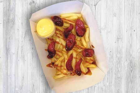 Картофель фри с колбасками