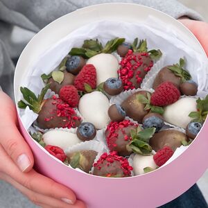 Коробочка из клубники и голубики в шоколаде со свежей малиной