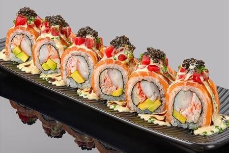 Ролл никкей с камчатским крабом, тунцом блюфин, лососем и черной икрой