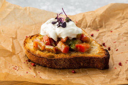 Брускетта с томатами и страчателлой