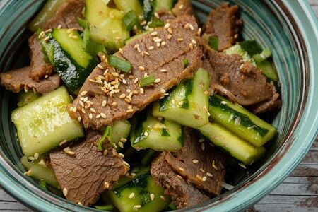 Говядина с огурцами