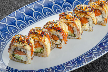 Ролл с обжаренным угрем, сливочным сыром и лососем