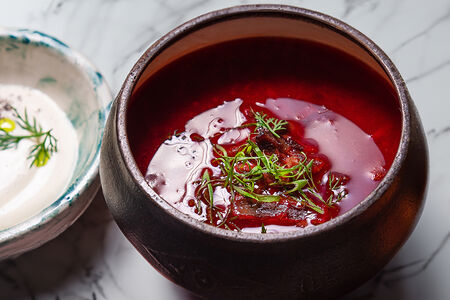 Борщ с бородинскими гренками и салом