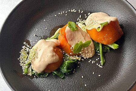 Запечённый батат со шпинатом, зелёным луком и сырным соусом