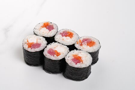 Малый ролл: тунец, креветка, лосось №67