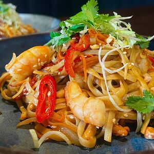 Wok с королевскими креветками 