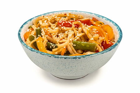 Удон с овощами в соусе свит чили
