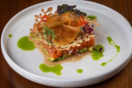 Тартар из форели с авокадо и яблоками кимчи