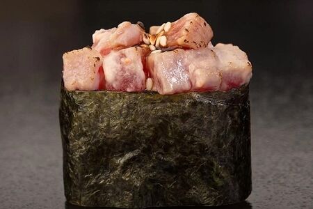 Запеченный гункан с тунцом 