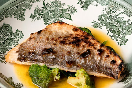 Филе дорадо с брокколи и шпинатом