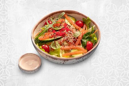 Салат с копченым лососем