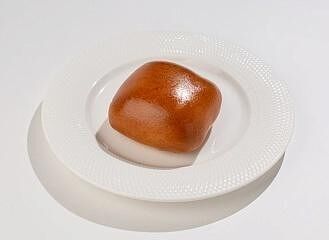 Пирожок с яблоком и черной смородиной