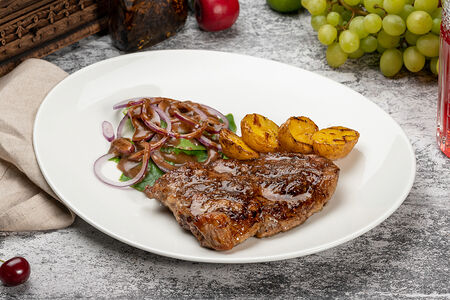 Стейк из свиной шеи с картофелем и микс-салатом