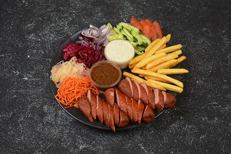 Хот-дог на тарелке