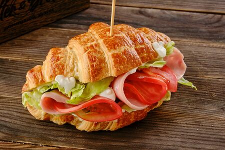 Круассан с ветчиной