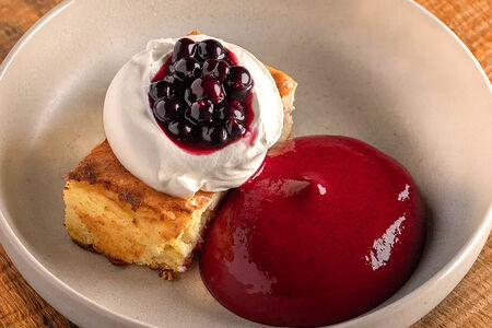 Творожная запеканка с чёрной смородиной