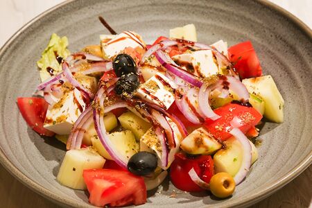 Салат греческий с битым огурцом