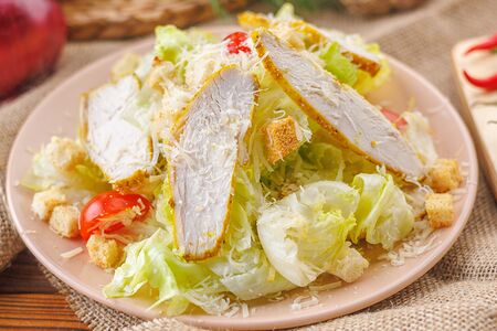 Салат Цезарь с курицей
