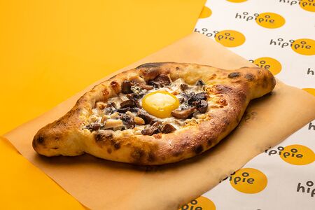 Хачапури по-аджарски с курочкой и шампиньонами 